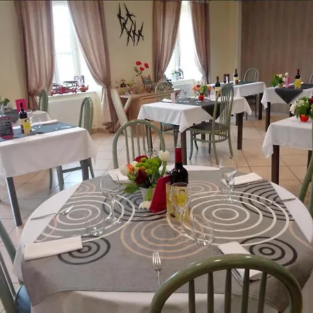 ホテル Logis Restaurant La Croisee Des Chemins