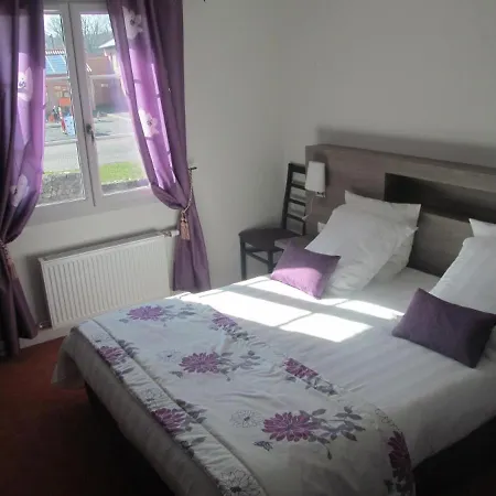 ホテル Logis Restaurant La Croisee Des Chemins 3*